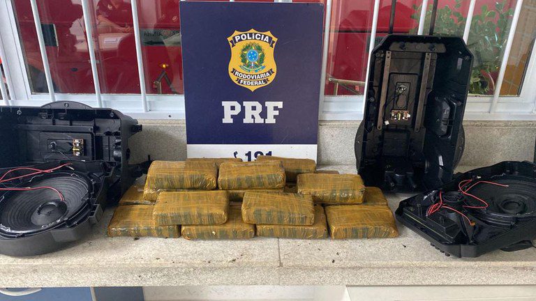 PRF apreende 20 Kg de cocaína dentro de caixas de som embrulhadas para presente