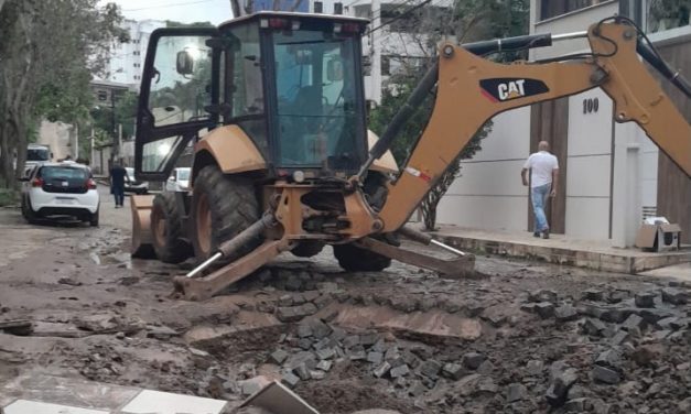 Após 14 horas, operários da EMASA recuperam rede que rompeu no Jardim Vitória