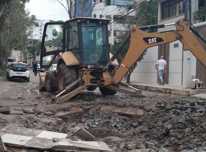 Após 14 horas, operários da EMASA recuperam rede que rompeu no Jardim Vitória