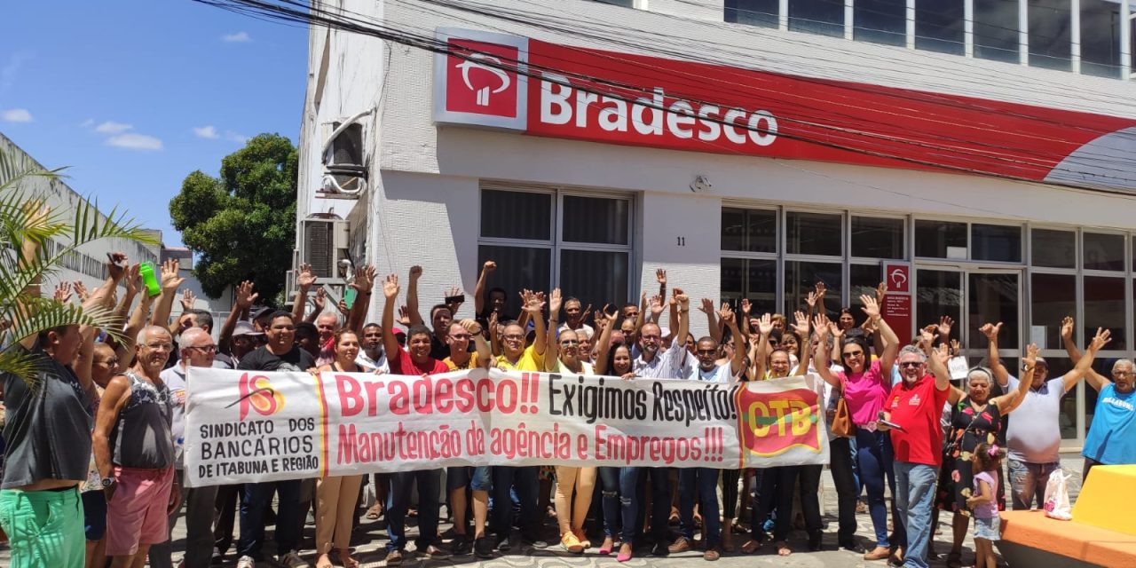 Sindicato protesta contra transformação da agência do Bradesco de Ibicaraí em Unidade de Negócios