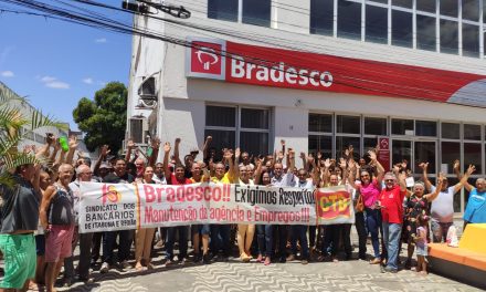 Sindicato protesta contra transformação da agência do Bradesco de Ibicaraí em Unidade de Negócios