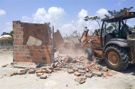 Associação de moradores é acionada por invadir terreno em Camaçari e causar danos ambientais