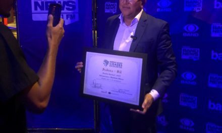 Augusto Castro recebe Prêmio Band Cidades Excelentes 2023