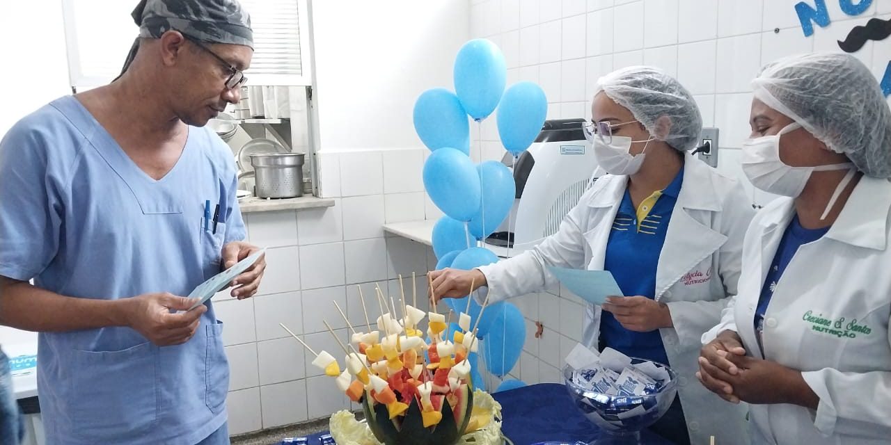 Alunas de Nutrição realizam ação do Novembro Azul no Hospital de Base