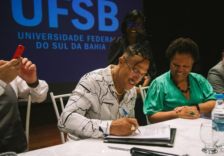 Mano Brown homenageia mãe ao receber título de Doutor Honoris Causa