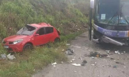 Casal e os dois filhos morrem após carro bater de frente com ônibus na BR-101