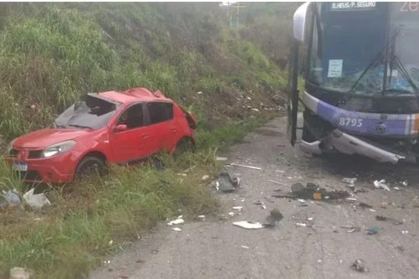 Casal e os dois filhos morrem após carro bater de frente com ônibus na BR-101