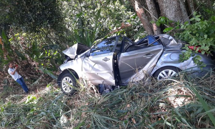 Acidente na BR-101 deixa duas pessoas mortas e uma ferida