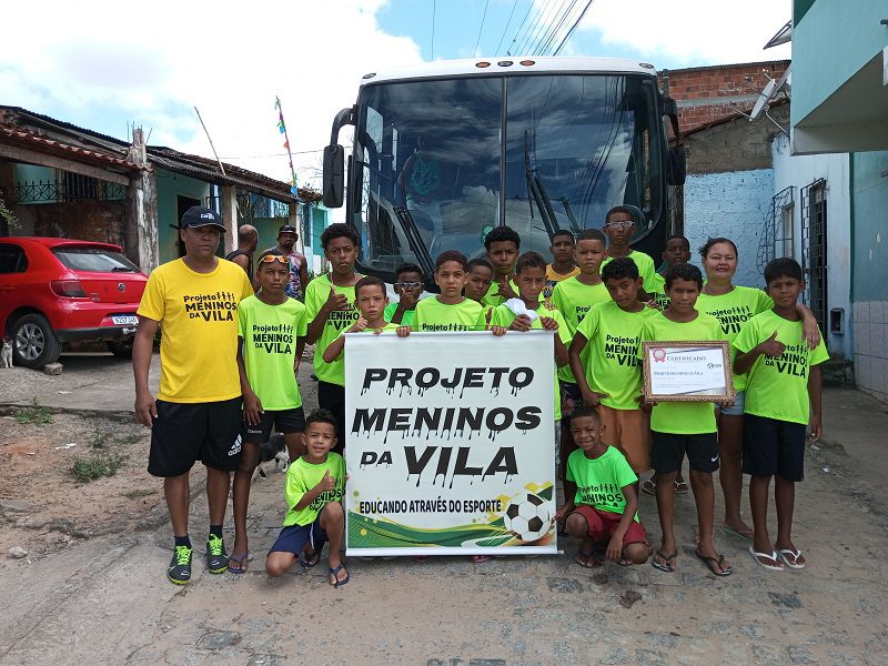 Piscina, brincadeiras e muita emoção marcam festa de confraternização do Projeto Meninos da Vila