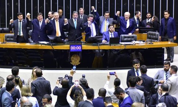 Câmara aprova reforma tributária; texto deve ser promulgado na próxima semana