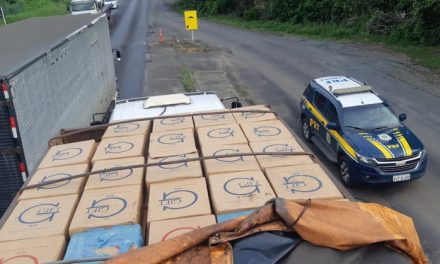 Itabuna: PRF apreende 425 mil maços de cigarros contrabandeados escondidos em carroceria de caminhão