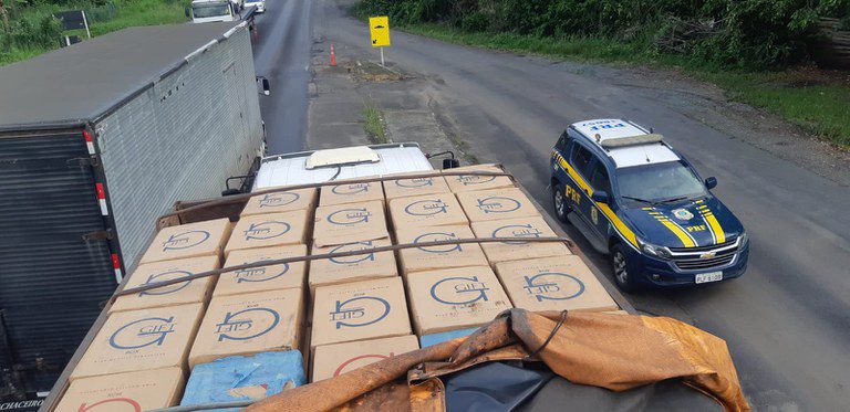 Itabuna: PRF apreende 425 mil maços de cigarros contrabandeados escondidos em carroceria de caminhão