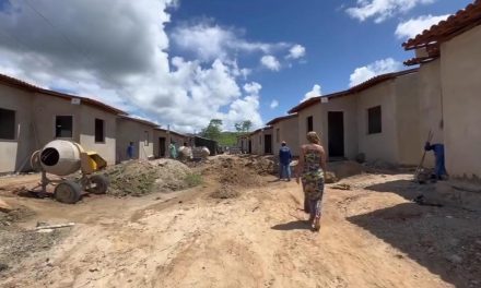 Ibicaraí: Monalisa Tavares vistoria obras de construção das 150 casas no bairro do Paletó; investimento é de mais de R$ 10 milhões