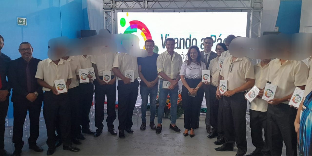 Reeducandos do Conjunto Penal de Itabuna lançam “A Vida em Cena: Encena”, obra coletiva do projeto Virando a Página