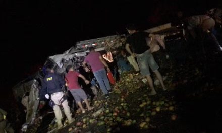 Acidente envolvendo caminhão e ônibus deixa 25 mortos na Bahia