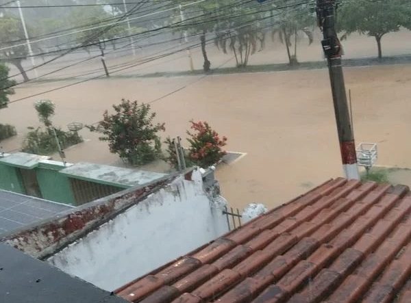 Chuvas provocam alagamentos, queda de árvores e falta de energia em Ilhéus