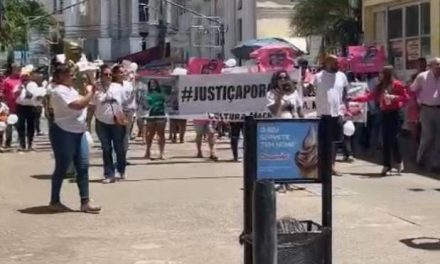 Familiares e amigos de vítima de feminícidio fazem protesto em Ilhéus; agente de trânsito, suspeito do crime, continua preso