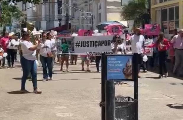 Familiares e amigos de vítima de feminícidio fazem protesto em Ilhéus; agente de trânsito, suspeito do crime, continua preso