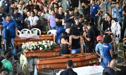 Uma cidade de luto: moradores de Jacobina prestam homenagens aos mortos em acidente na Bahia