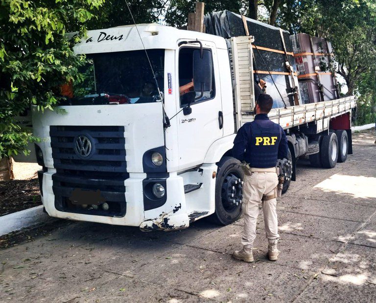 Caminhão com chapas de granito sem nota fiscal é apreendido pela PRF na BR-101