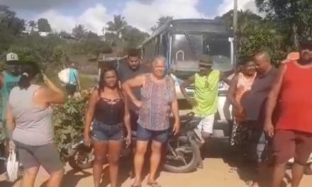 Quatro ônibus são retidos durante protesto de moradores da Roça do Povo