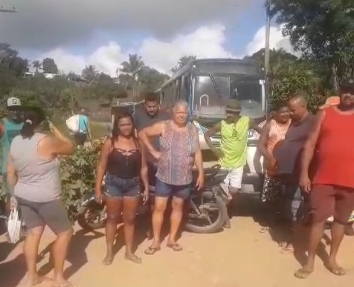 Quatro ônibus são retidos durante protesto de moradores da Roça do Povo