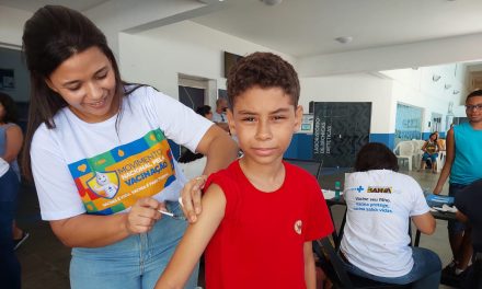 Pré-adolescentes começam a ser vacinados contra contra a dengue em Itabuna