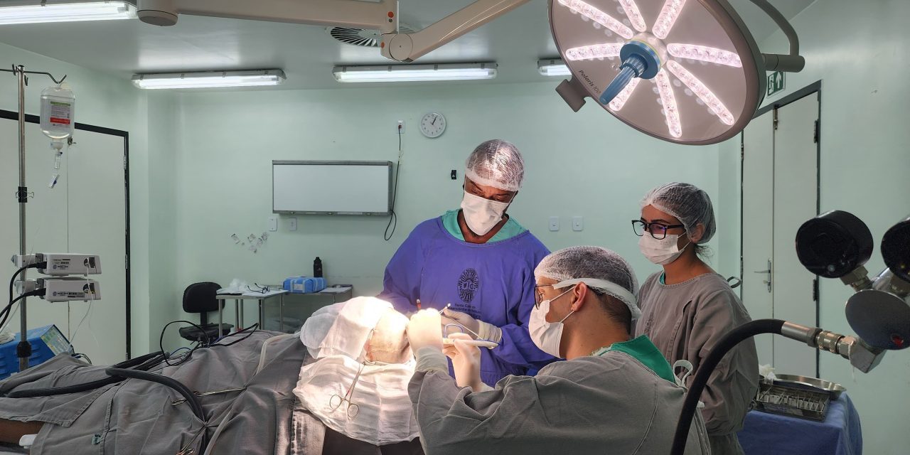 Menino que fez cirurgia para retirada de ossos do cérebro tem alta 6 dias após procedimento no Novaes