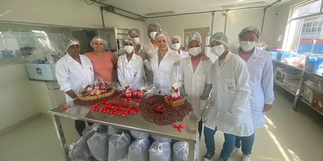 Estudantes do CEEP do Chocolate em Ilhéus produzem Ovos de Páscoa para escolas infantis