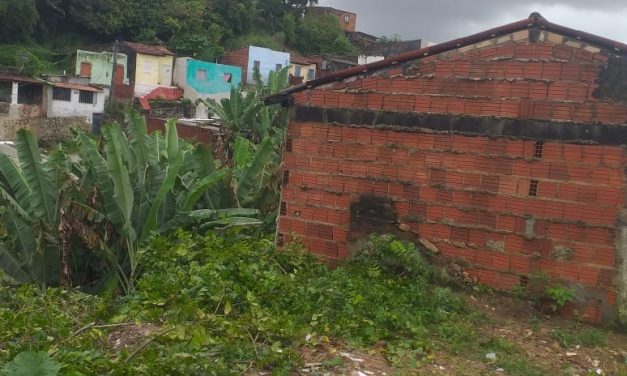 Defesa Civil avalia áreas de risco em Itabuna; deslizamento de terra atinge casas em vários pontos