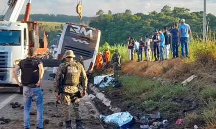 Ônibus de turismo do Rio de Janeiro tomba em rodovia na Bahia e deixa 9 mortos