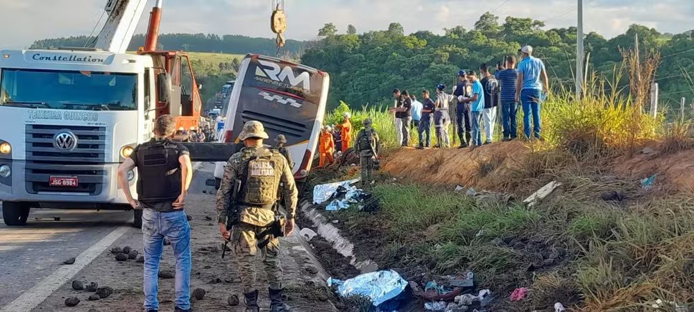 Ônibus de turismo do Rio de Janeiro tomba em rodovia na Bahia e deixa 9 mortos