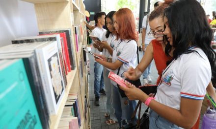 Governo da Bahia vai distribuir dez mil vales-livro para estudantes e professores da rede estadual durante Bienal do Livro 2024