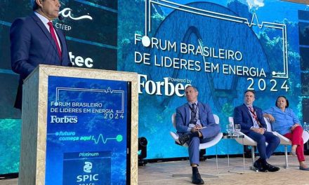 “Um terço da energia eólica gerada pelo Brasil é produzida na Bahia”, destaca Jerônimo diante de executivos do setor energético