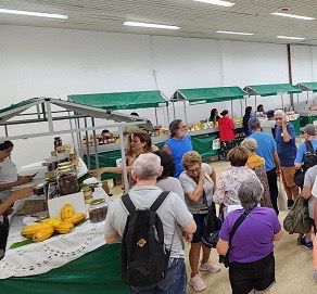 Feira da Agricultura Familiar e Economia Solidária atrai turistas de navios de cruzeiro em Ilhéus e impulsiona comercialização