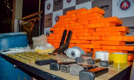 Quase 40kg de drogas, arma, carregadores e munições são apreendidos pela PM em Itabuna
