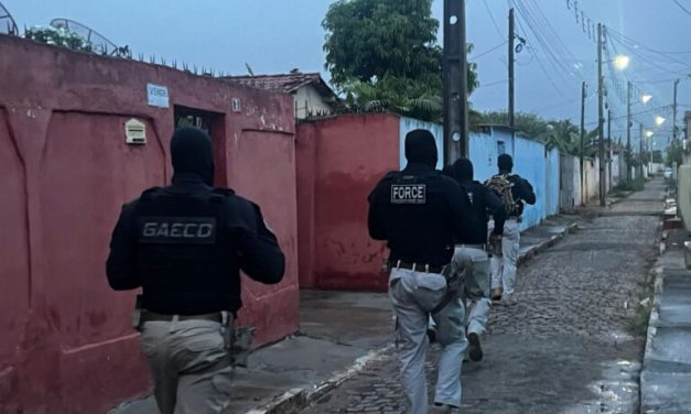 Três policiais são presos investigados por participação em grupo de extermínio
