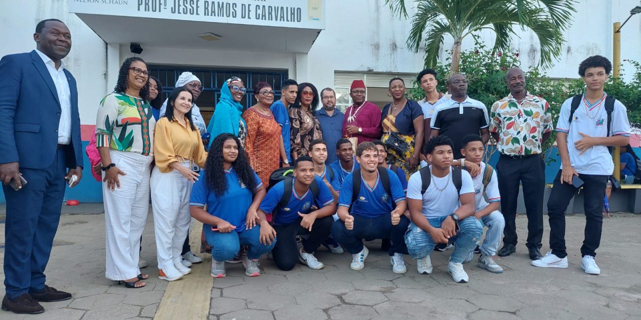 Comitiva da República de Camarões visita fábrica-escola do CEEP do Chocolate em Ilhéus