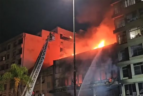 Incêndio em pousada mata 10 pessoas em Porto Alegre