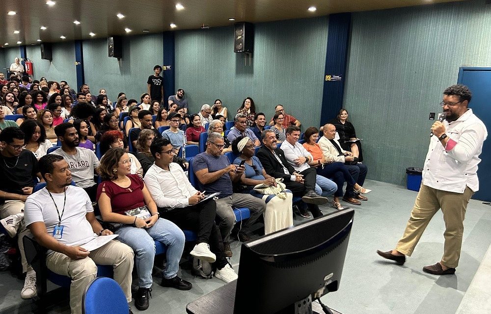 Egresso da Uesc, diplomata ilheense faz palestra na Universidade