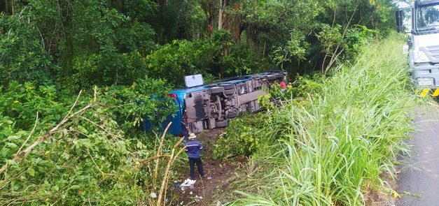 Treze pessoas ficam feridas após ônibus tombar na BR-101; veículo seguia de Itabuna para Vitória