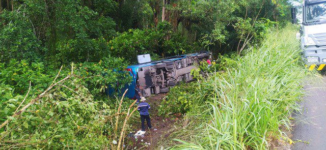 Treze pessoas ficam feridas após ônibus tombar na BR-101; veículo seguia de Itabuna para Vitória