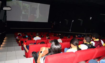Prefeitura de Ibicaraí em parceria com o Smart Cinema oferta sessões para alunos da rede pública